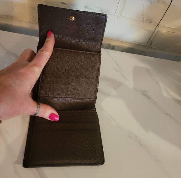 Louis Vuitton Damier Unisex Wallet - Picture 4 of 13